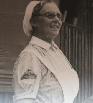 Preview: 14 alte Fotos - Besuch DRK-Schwestern bei Einheit - Feier 1943